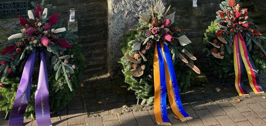 Kränze an der Gedenkstätte auf dem Friedhof in Idstein