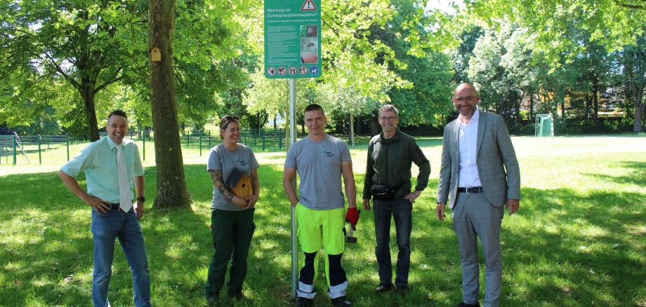 (v.l.n.r.) Carsten Liske (Idstein aktiv), Katja Weidmann, Slava Schauermann (beide Stadtwerke Idstein), Gärtnermeister Stefan Schäfer und Bürgermeister Christian Herfurth