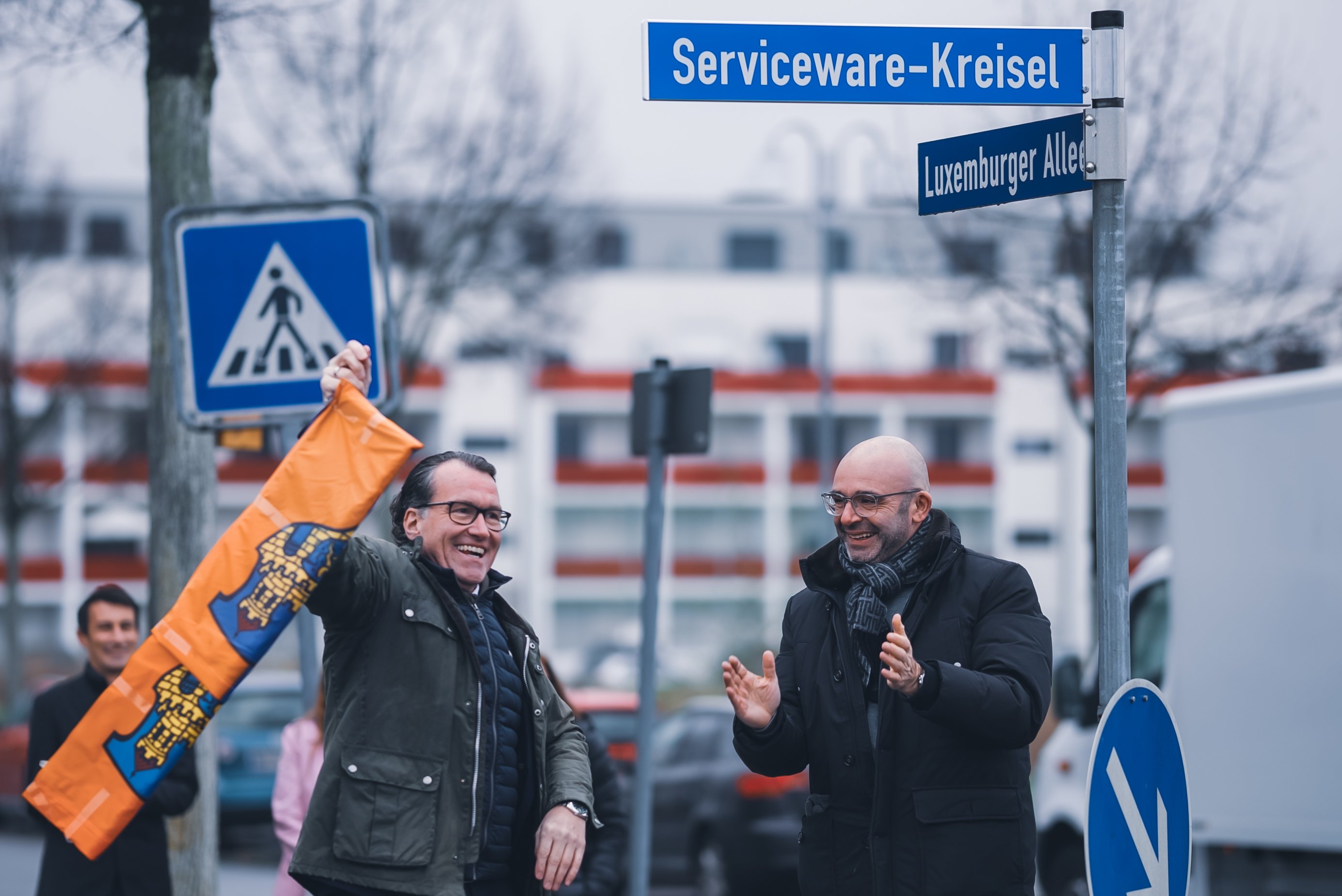 Aus Telco wird Serviceware-Kreisel. Bürgermeister Herfurth und Dirk K. Martin (CEO und Gründer von „Serviceware SE“) bei offizieller Umbenennung.