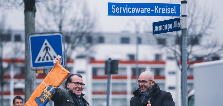 Aus Telco wird Serviceware-Kreisel. Bürgermeister Herfurth und Dirk K. Martin (CEO und Gründer von „Serviceware SE“) bei offizieller Umbenennung.