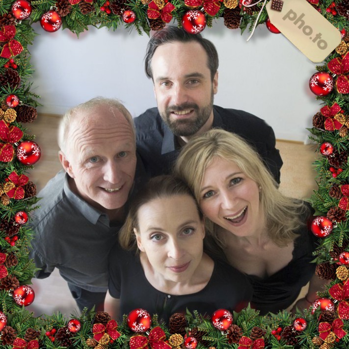 Schauspieler des Improvisationstheaters Subito in weihnachtlichem Rahmen