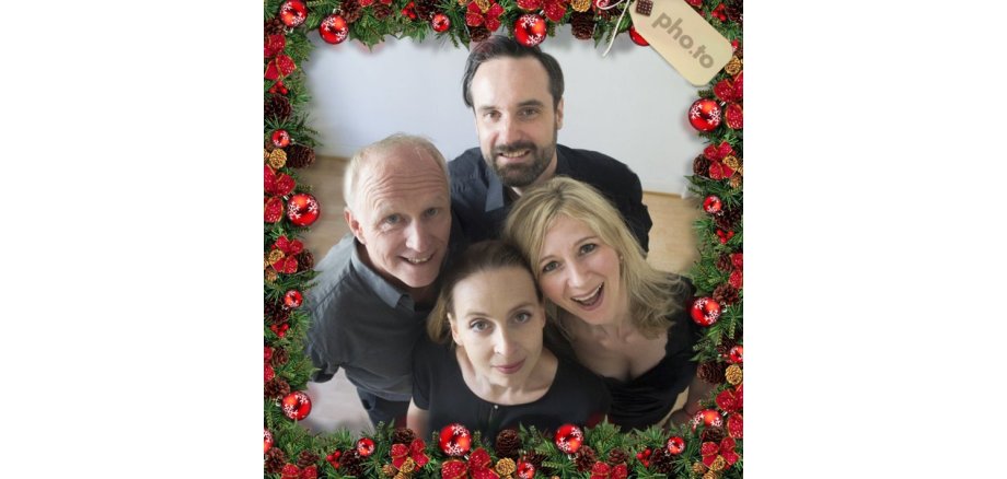 Schauspieler des Improvisationstheaters Subito in weihnachtlichem Rahmen