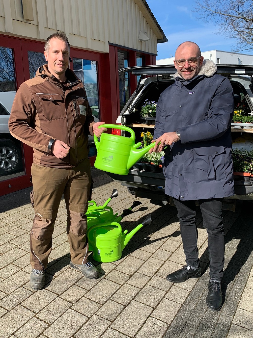 2 Männer und Gießkannen