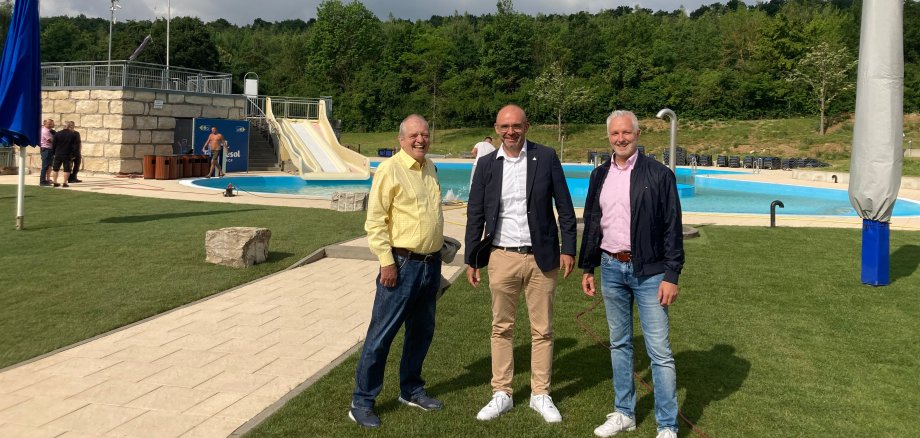 Gerhard Dernbecher, Christian Herfurth und Jörg Jansen vor Aussenbecken Tournesol