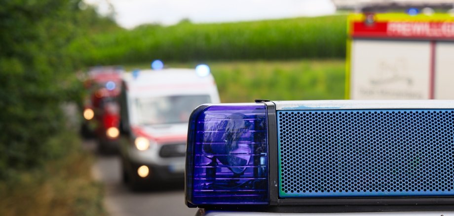 Verschiedene Rettungsfahrzeuge mit Blaulicht