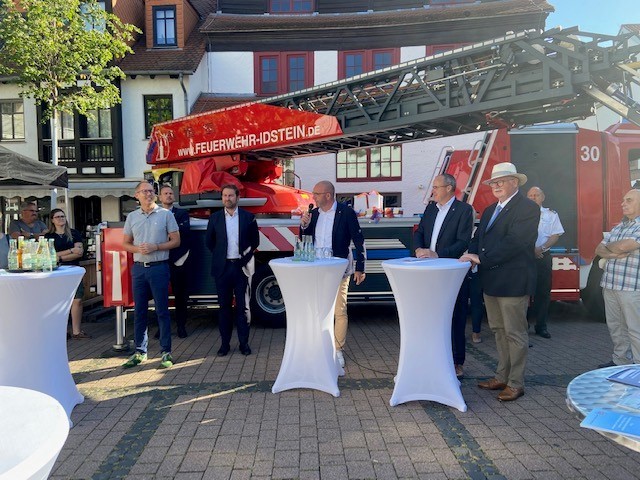 Innenminister Peter Beuth und Minister für Soziales und Integration Kai Klose besuchen Baulichttag und übergeben Förderbescheid für Fahrzeuge an Landrat Zehner 