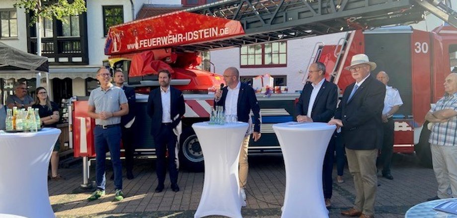 Innenminister Peter Beuth und Minister für Soziales und Integration Kai Klose besuchen Baulichttag und übergeben Förderbescheid für Fahrzeuge an Landrat Zehner 