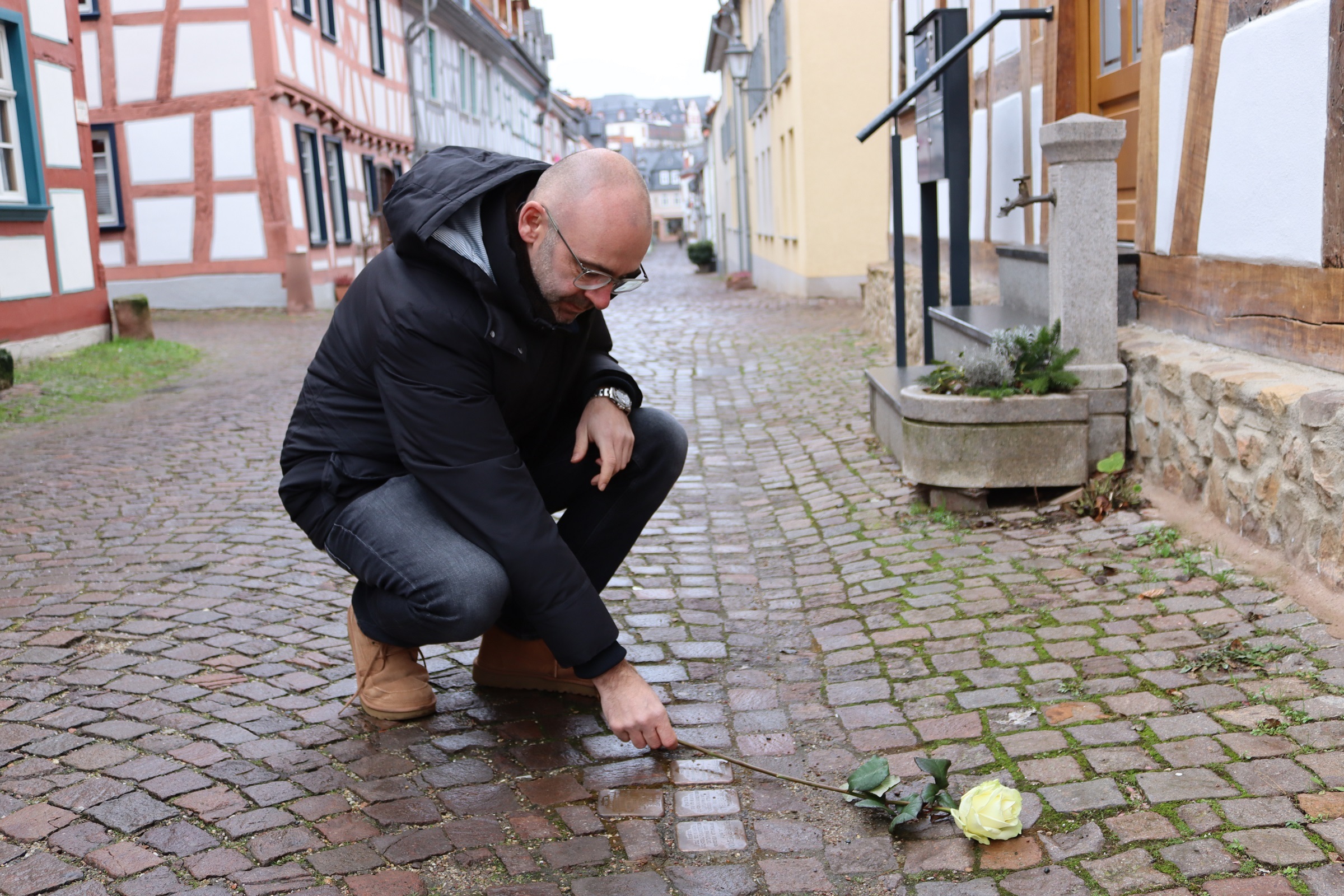 Bürgermeister Herfurth legt Rosen an den Stolpersteinen zum Gedenken an die Opfer des Holocaust nieder