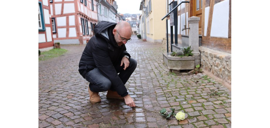 Bürgermeister Herfurth legt Rosen an den Stolpersteinen zum Gedenken an die Opfer des Holocaust nieder