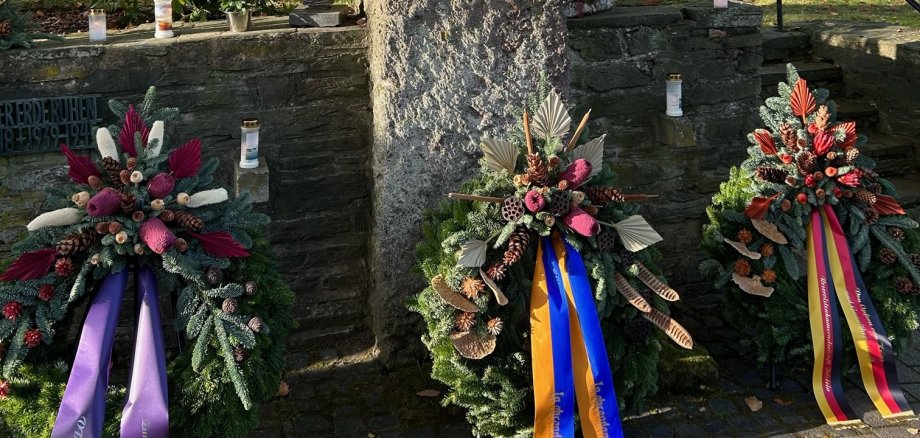 Kränze an einem Denkmal