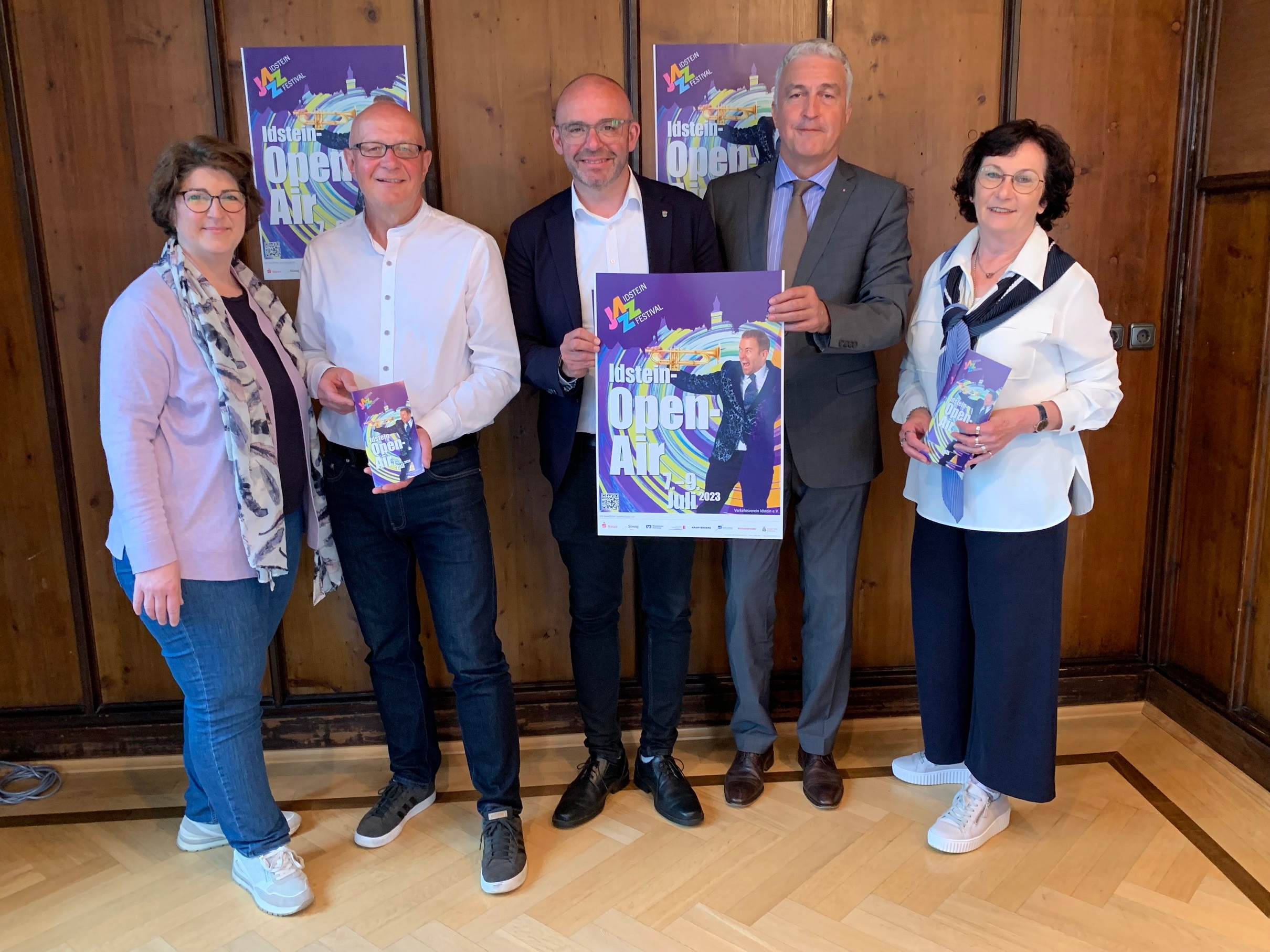 Der erste Vorsitzende des Verkehrsverein Idstein, Bürgermeister Christian Herfurth, sein Stellvertreter Stefan Eidenmüller und der für die Finanzen und Musikauswahl verantwortliche Jörg Steiner präsentierten die farbenfrohen Plakate, das Programmheft und die dazu passenden Buttons 