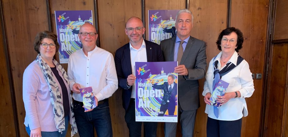Der erste Vorsitzende des Verkehrsverein Idstein, Bürgermeister Christian Herfurth, sein Stellvertreter Stefan Eidenmüller und der für die Finanzen und Musikauswahl verantwortliche Jörg Steiner präsentierten die farbenfrohen Plakate, das Programmheft und die dazu passenden Buttons 