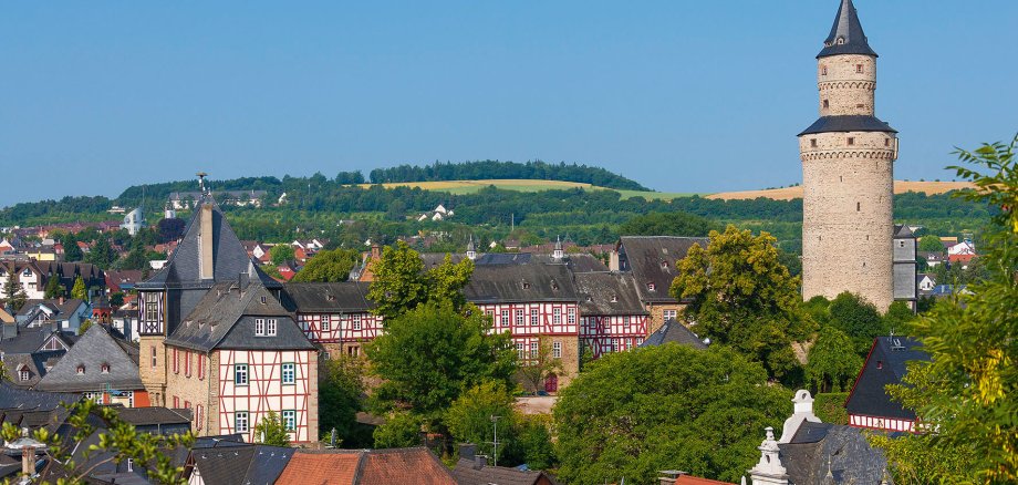 Blick über Dächer zum Rathaus mit historischem Verwaltungsgebäude und Hexenturm