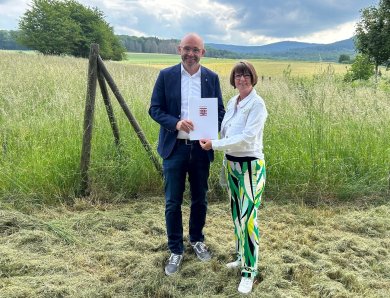 Übergabe Förderbescheid durch Umweltministerin Priska Hinz an Bürgermeister Christian Herfurth Übergabe Förderbescheid durch Umweltministerin Priska Hinz an Bürgermeister Christian Herfurth