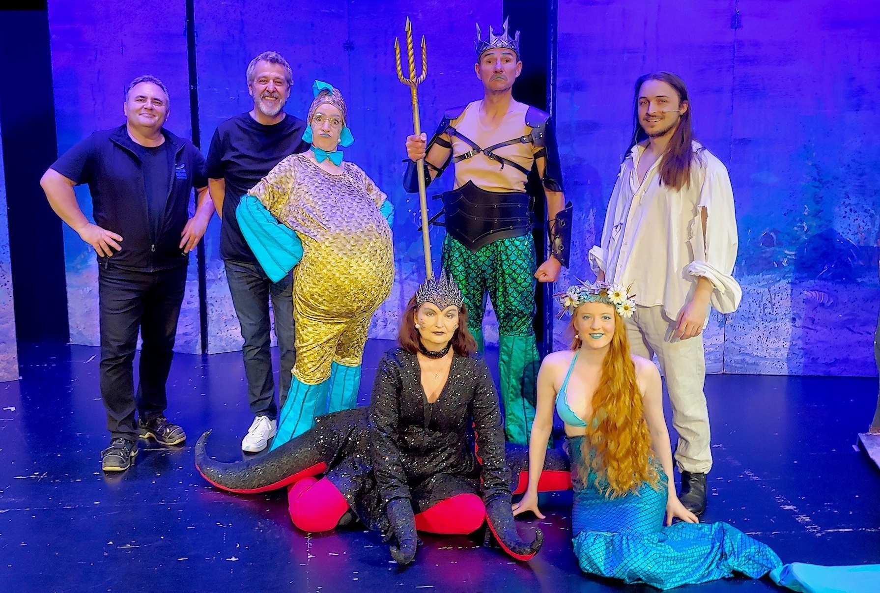 Mehrere kostümierte Schauspieler des Kindertheaters "Die kleine Meerjungfrau"