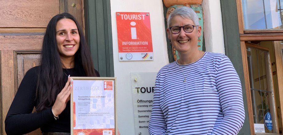 links Selina Baum, Leiterin der Tourist Info, mit Zertifizierungsurkunde, rechts Sabine Bogner