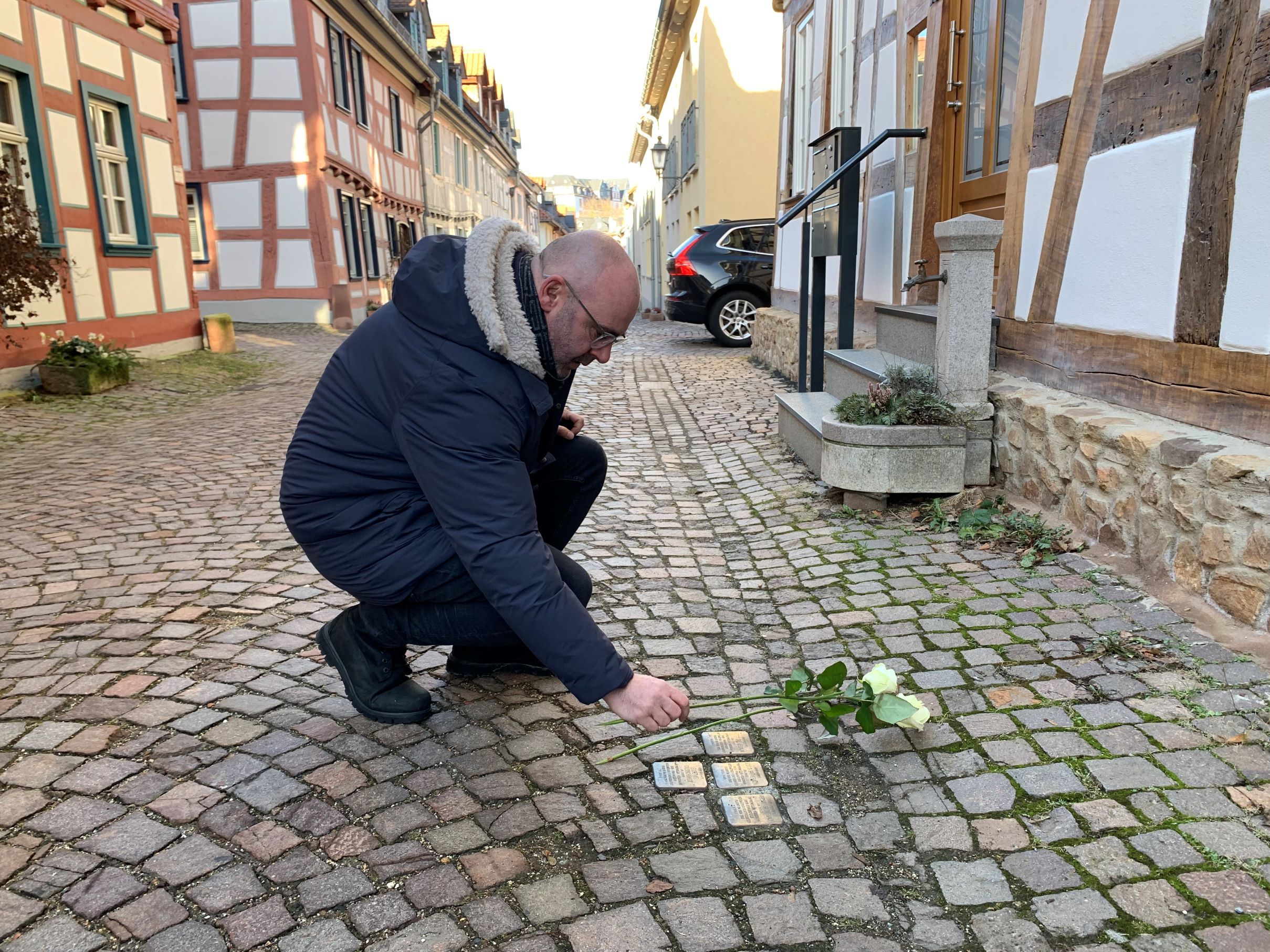 Rosenniederlegung an Stolpersteinen