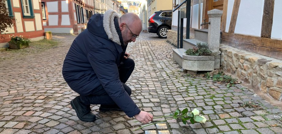 Rosenniederlegung an Stolpersteinen