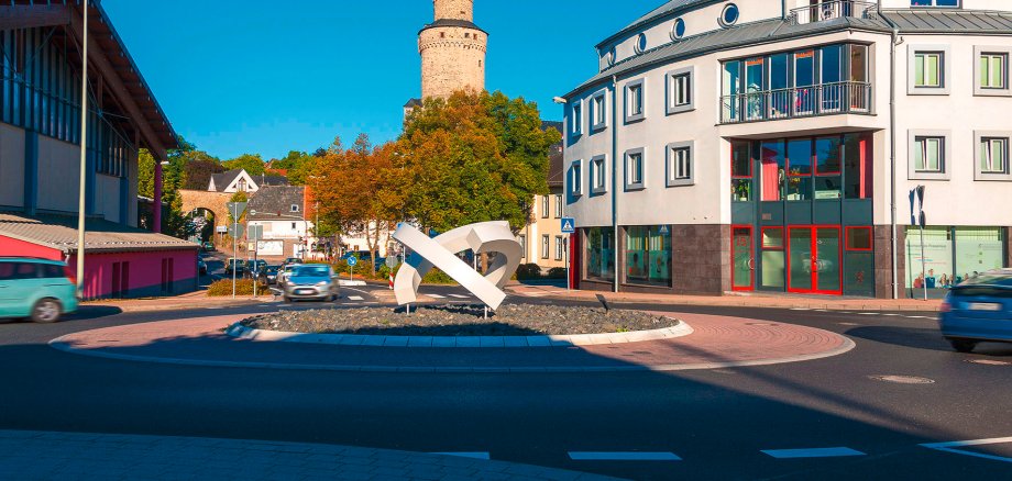 Blick auf Freseniuskreisel mit Hexenturm im Hintergrund