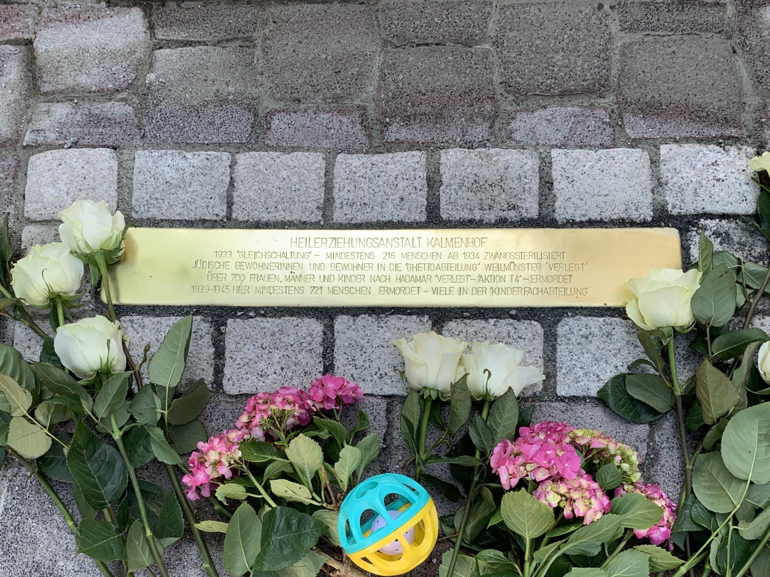 Im Pflaster verlegte Stolperschwelle Kalmenhof 