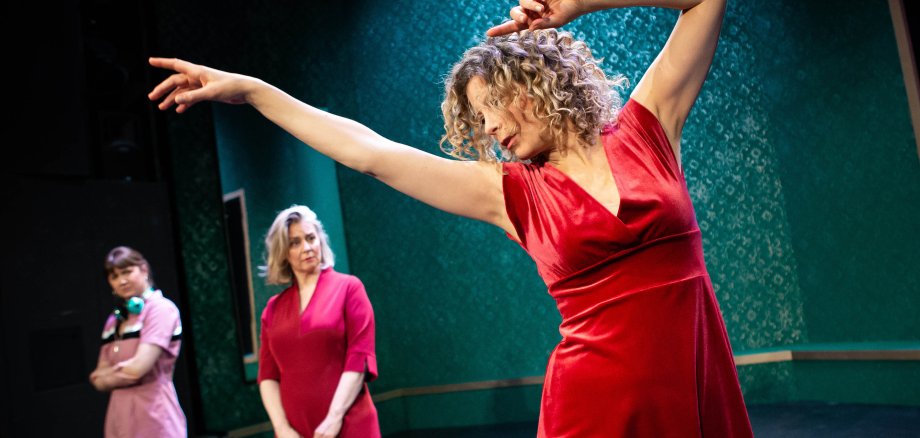 Schauspielerin in rotem Kleid