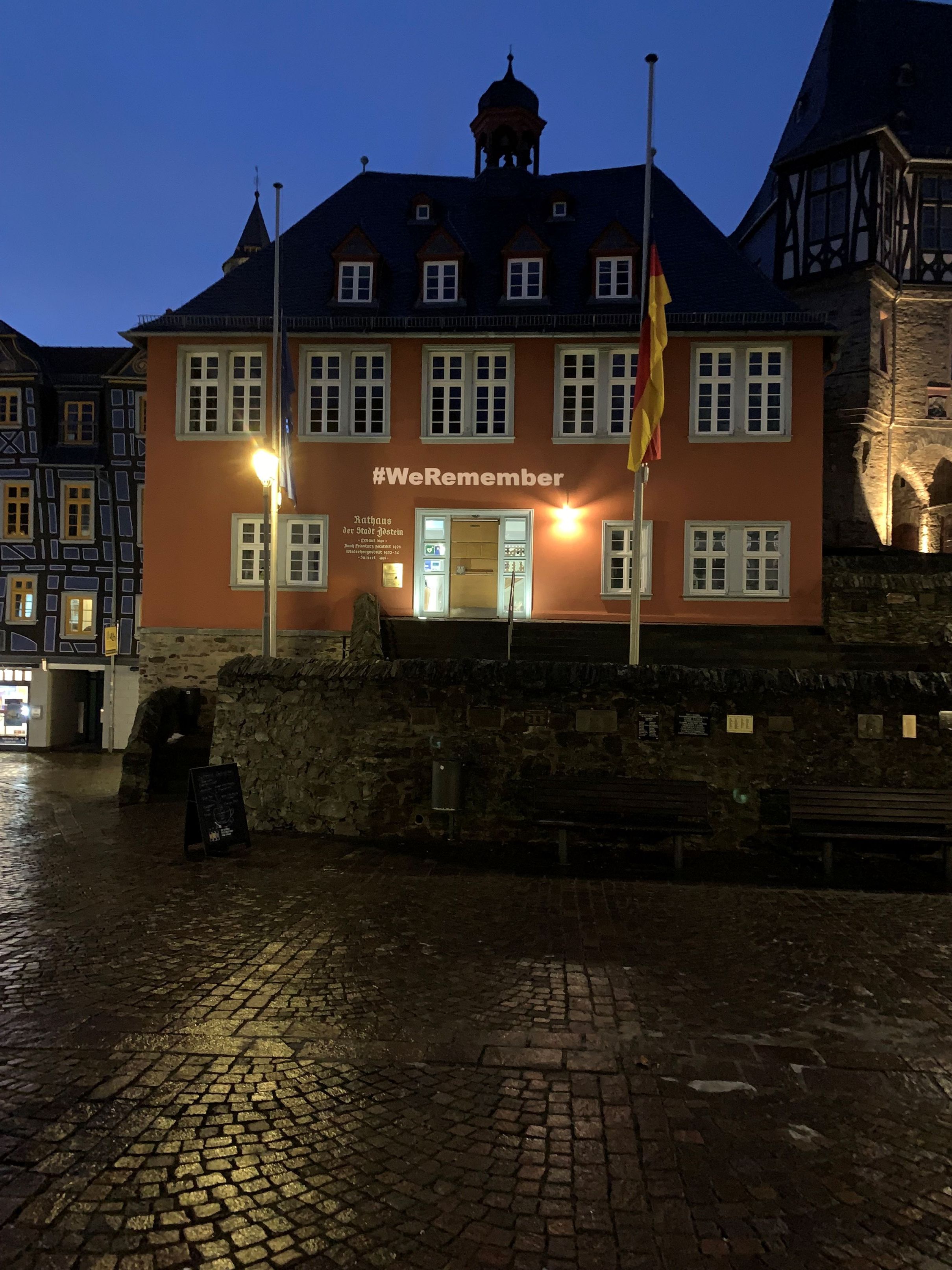 leuchtender Schriftzug WeRemember über der Rathaustür