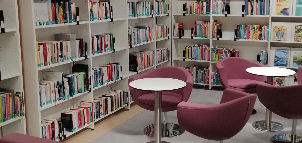 Stadtbücherei nach Sanierung - Blick in Leseecke 