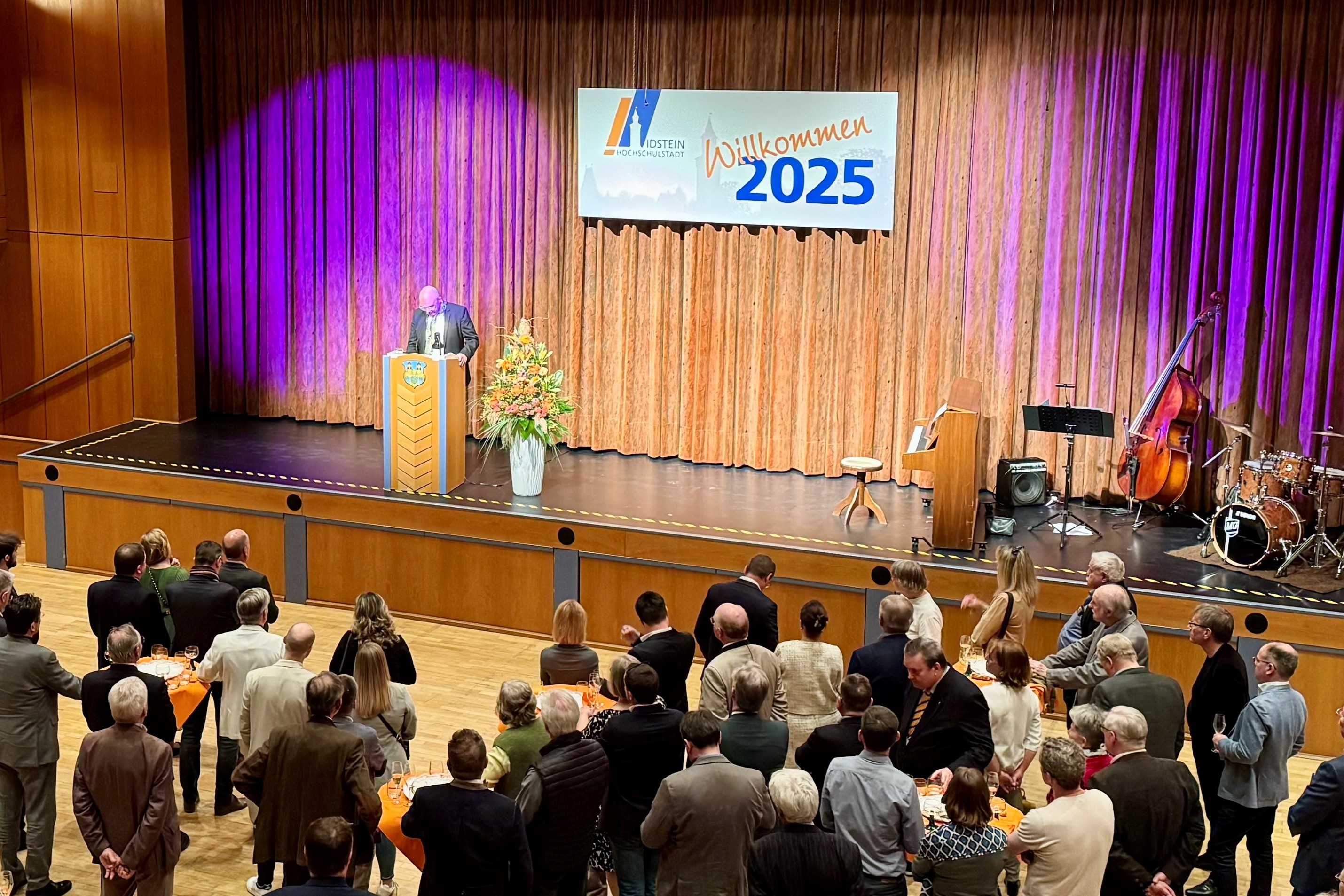 Bürgermeister Herfurth begrüßt zahlreiche Gäste in der Stadthalle