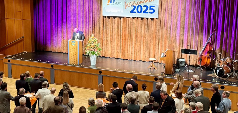 Bürgermeister Herfurth begrüßt zahlreiche Gäste in der Stadthalle