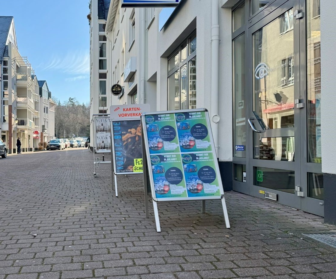 Warenauslagen / Werbeständer vor einem Geschäft in Idstein