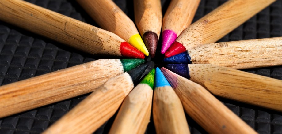 Bunte Malstifte liegen bilden mit der Spitze einen Kreis