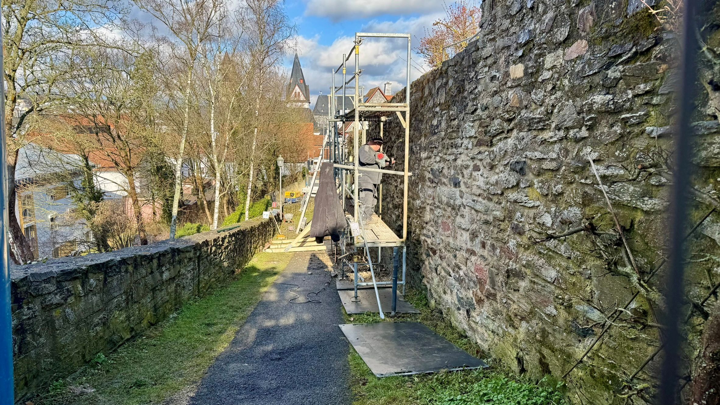 Gerüst mit Arbeiter steht an der Mauer Frölenberg