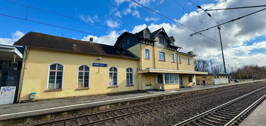 Bahnhofsgebäude Idstein, davor Gleise