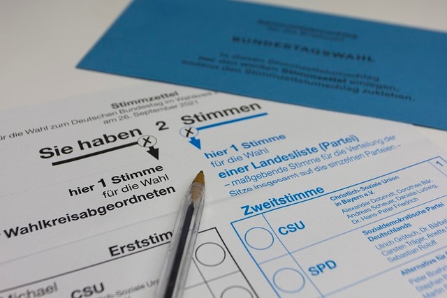 Stimmzettel mit Wahlbriefumschlag