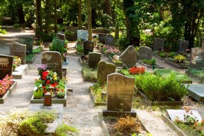 Friedhof Grabeinfassungen mit bunten Blumen
