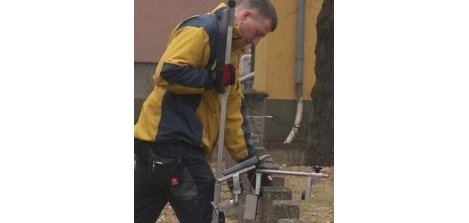 Mann mit Werkzeug zur Grabmalprüfung