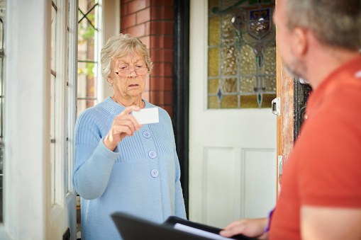 Seniorin und Senior im Gespräch
