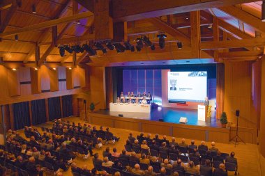 Stadthalle Gesamter Saal mit Bühne