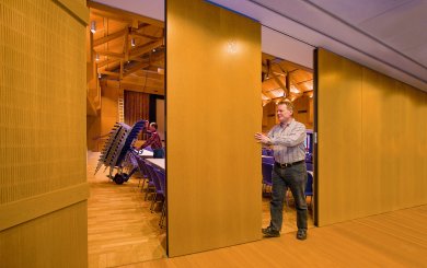 Hausmeister bereitet Saaltrennung vor Hausmeister bereitet Saaltrennung vor