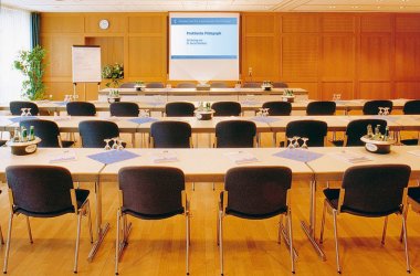 Stadthalle Saal 3 mit Tischbestuhlung
