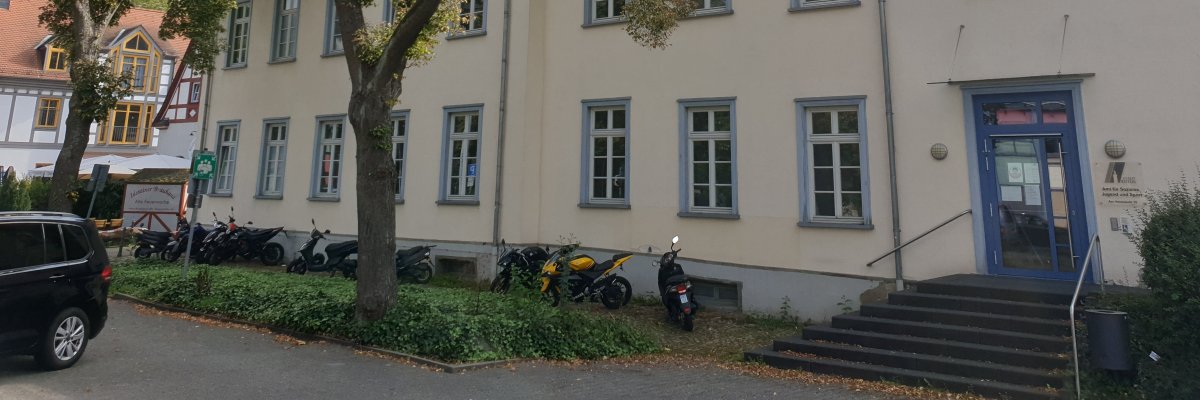 ehemaliges großes Schulgebäude