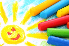 Sonne mit Gesicht  Gemalte Sonne mit Gesicht und Wachsmalstifte