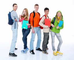 Schüler und Studenten Gruppe lächelnder Schüler und Studenten vor weißem Hintergrund