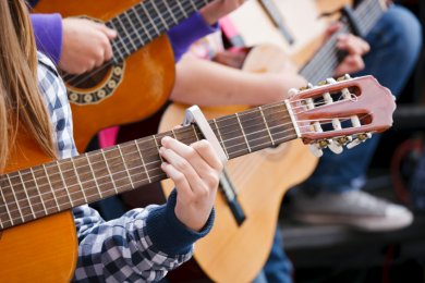 Gitarrenmusik Gitarrenspielende Hände