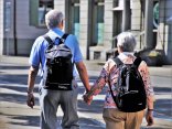 Senioren wandern Älteres Ehepaar mit Rucksack wandert