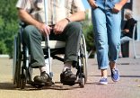 Mensch in Rollstuhl Mensch in Rollstuhl mit Begleitung