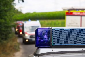 Sicherheit und Ordnung Mehrere Rettungsfahrzeuge Polizei und Krankentransport