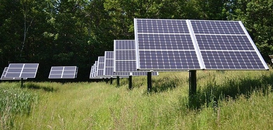 Schwarze Solar-Panele auf Wiese 