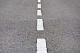 Symbolbild asphaltierte Straße Symbolbild asphaltierte Straße mit weißer Mittellinie