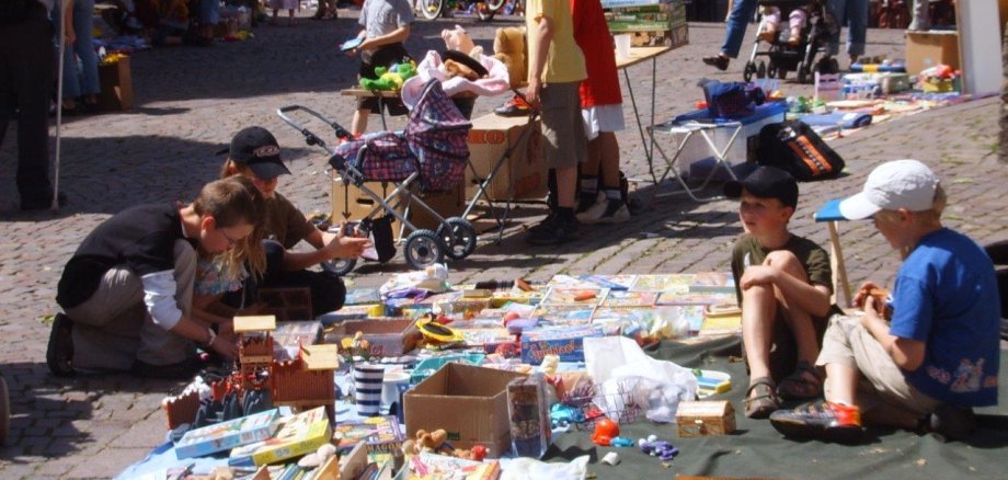 Kinder verkaufen Flohmarktsachen